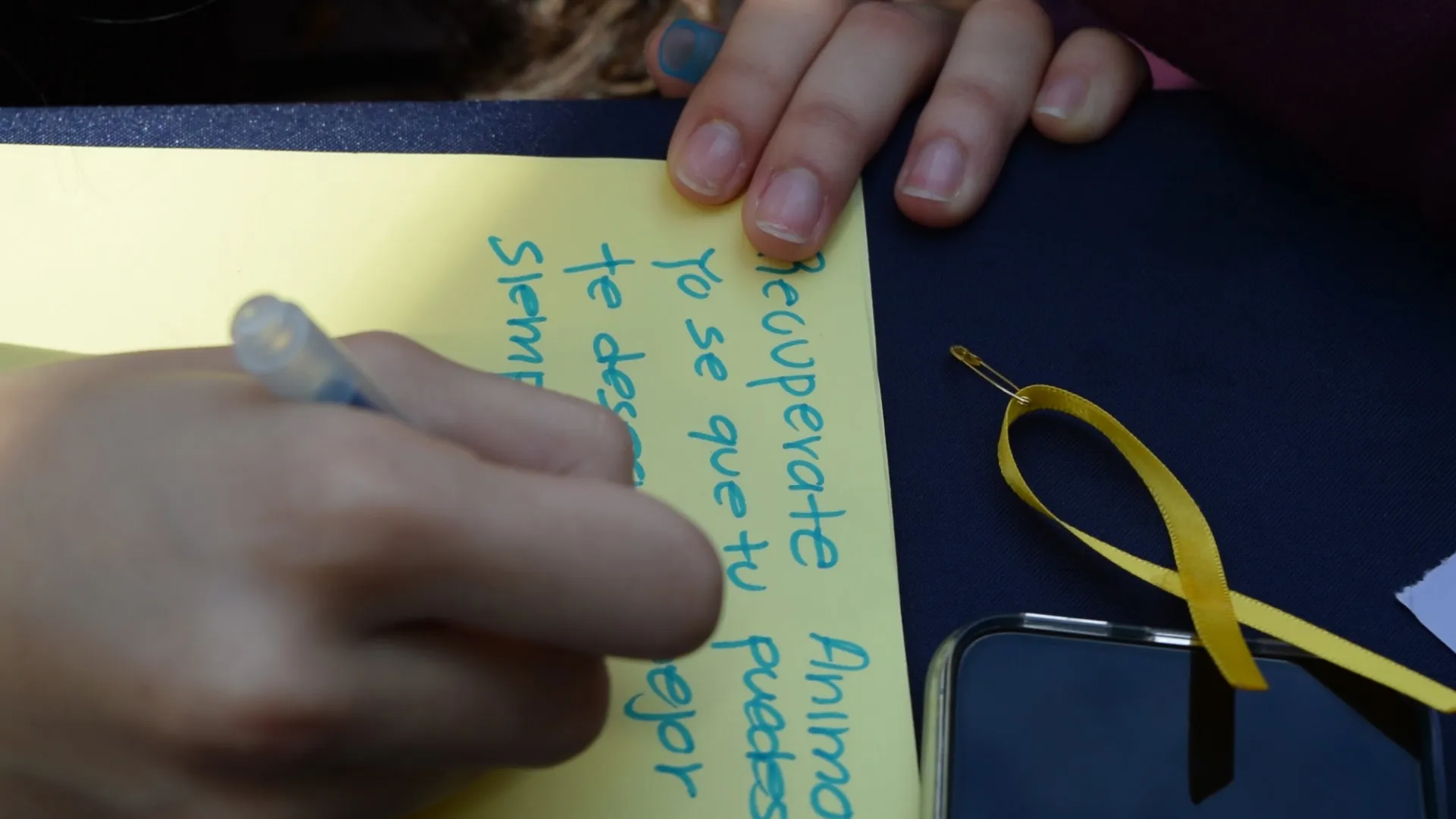 Los alumnos se inspiraron para redactar sus cartas con hojas y plumones de muchos colores.