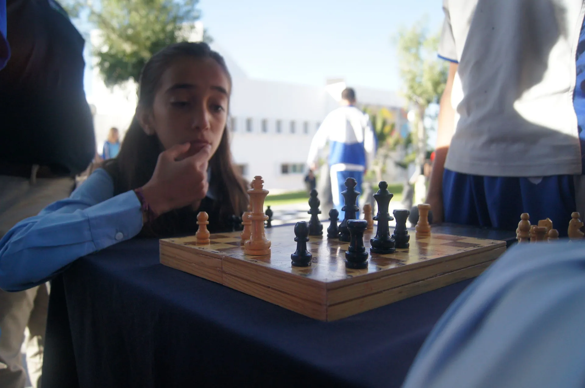 ALUMNOS JUGANDO AJEDREZ