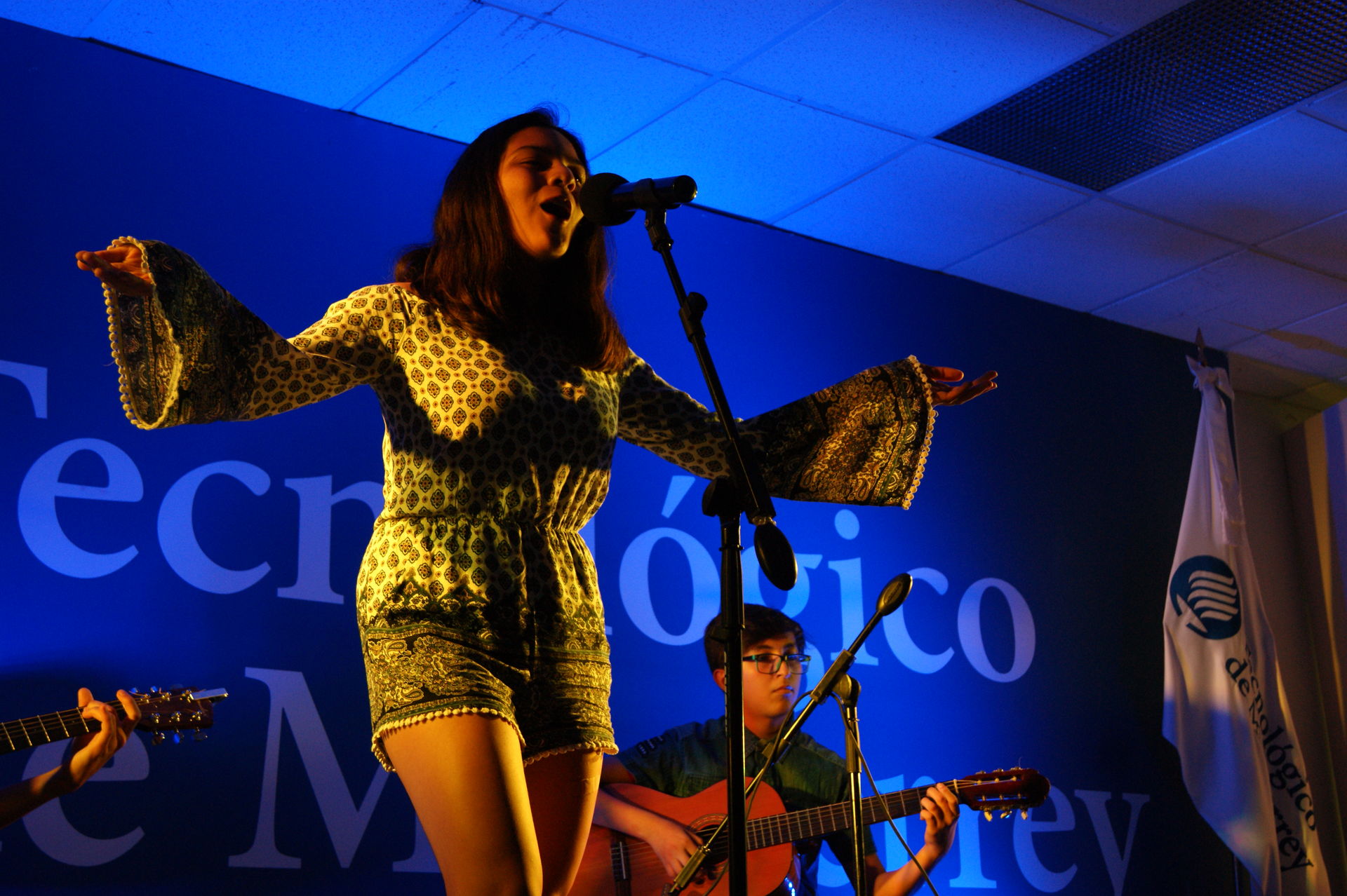 Joven cantando en concurso 