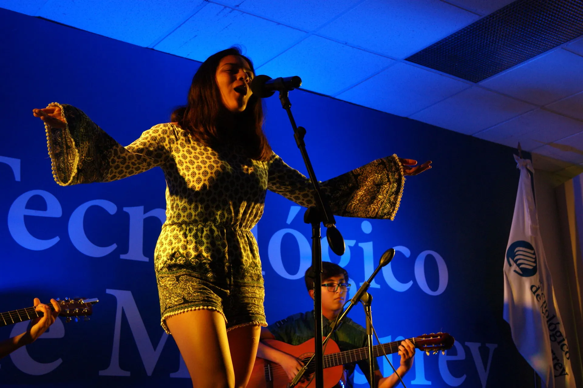 Joven cantando en concurso