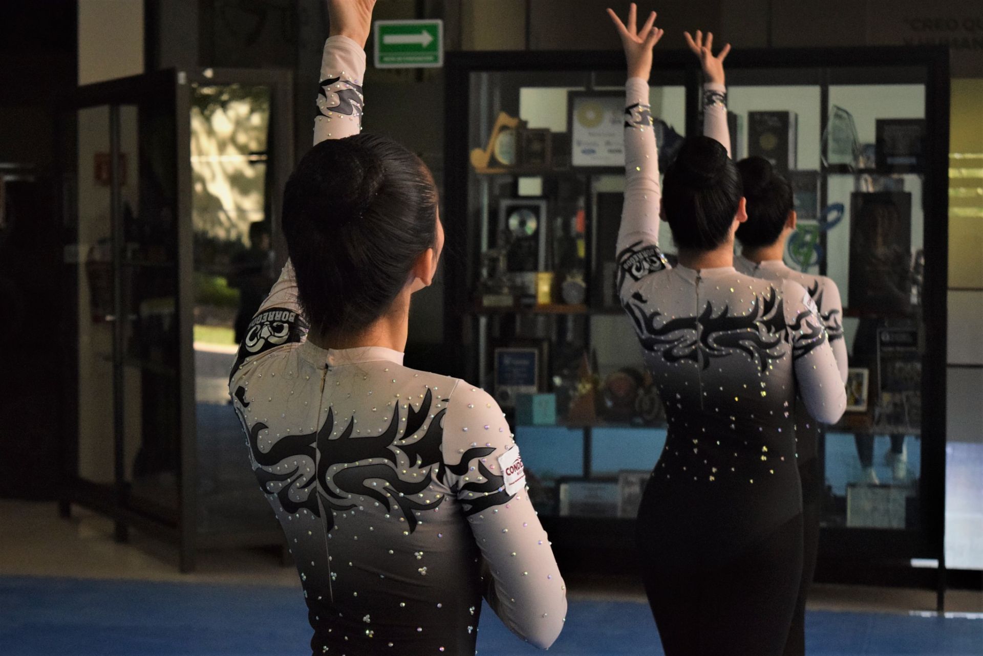 Alumnas del taller de gimnasia aeróbica con su uniforme.