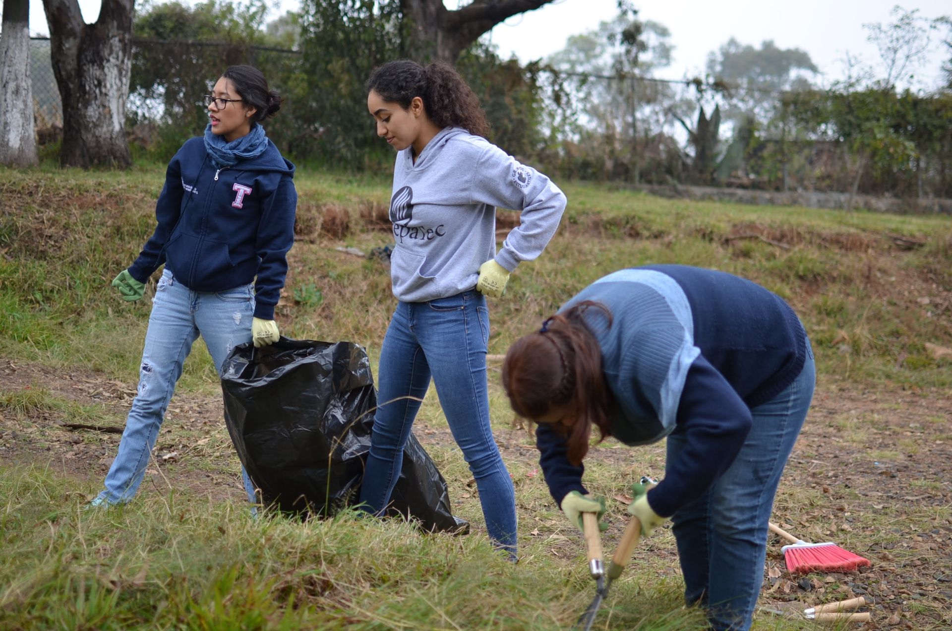 Alumnos y personal del Tec ayudando con el mantenimiento de la secundaria