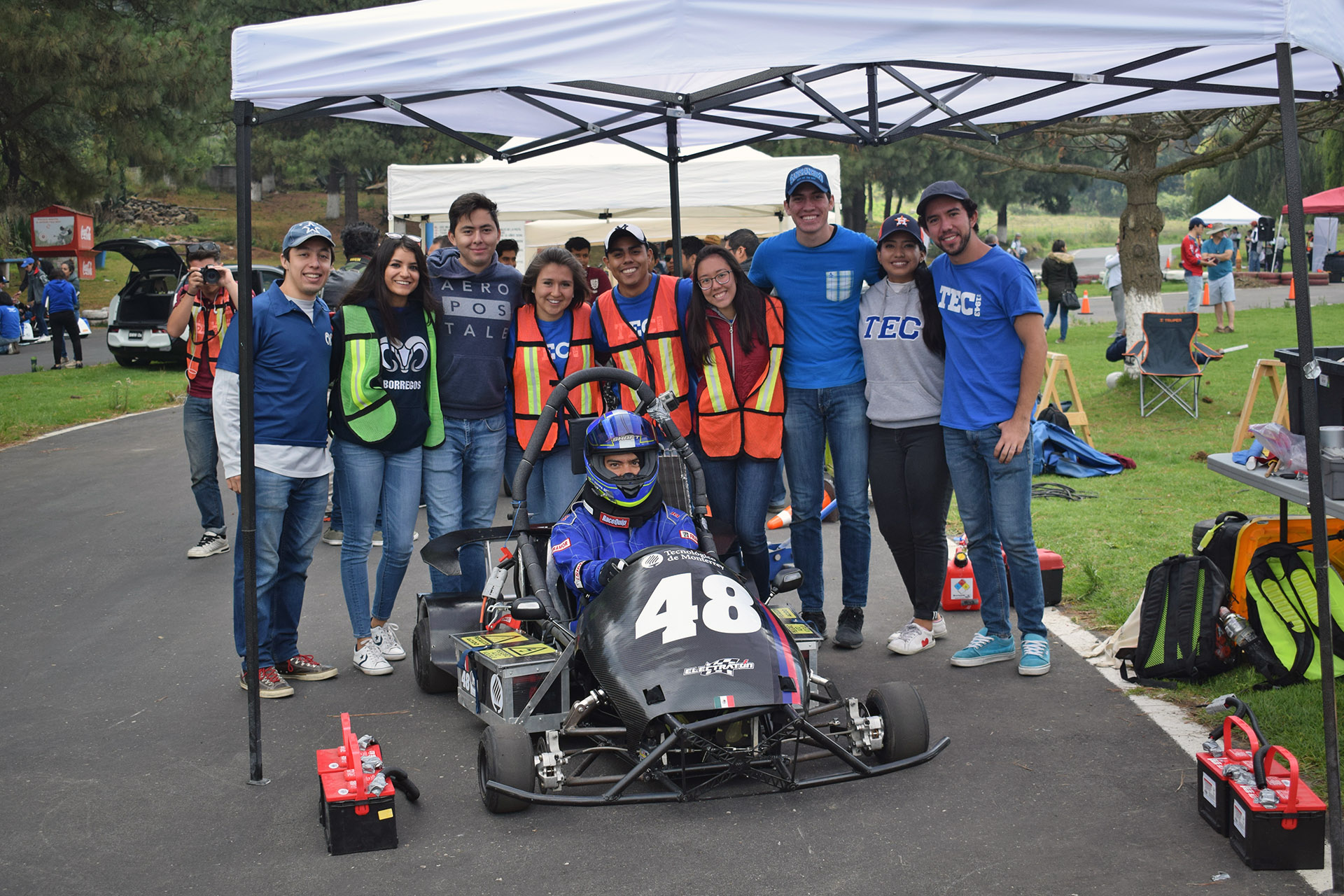 Jóvenes del Tec construyen auto eléctrico