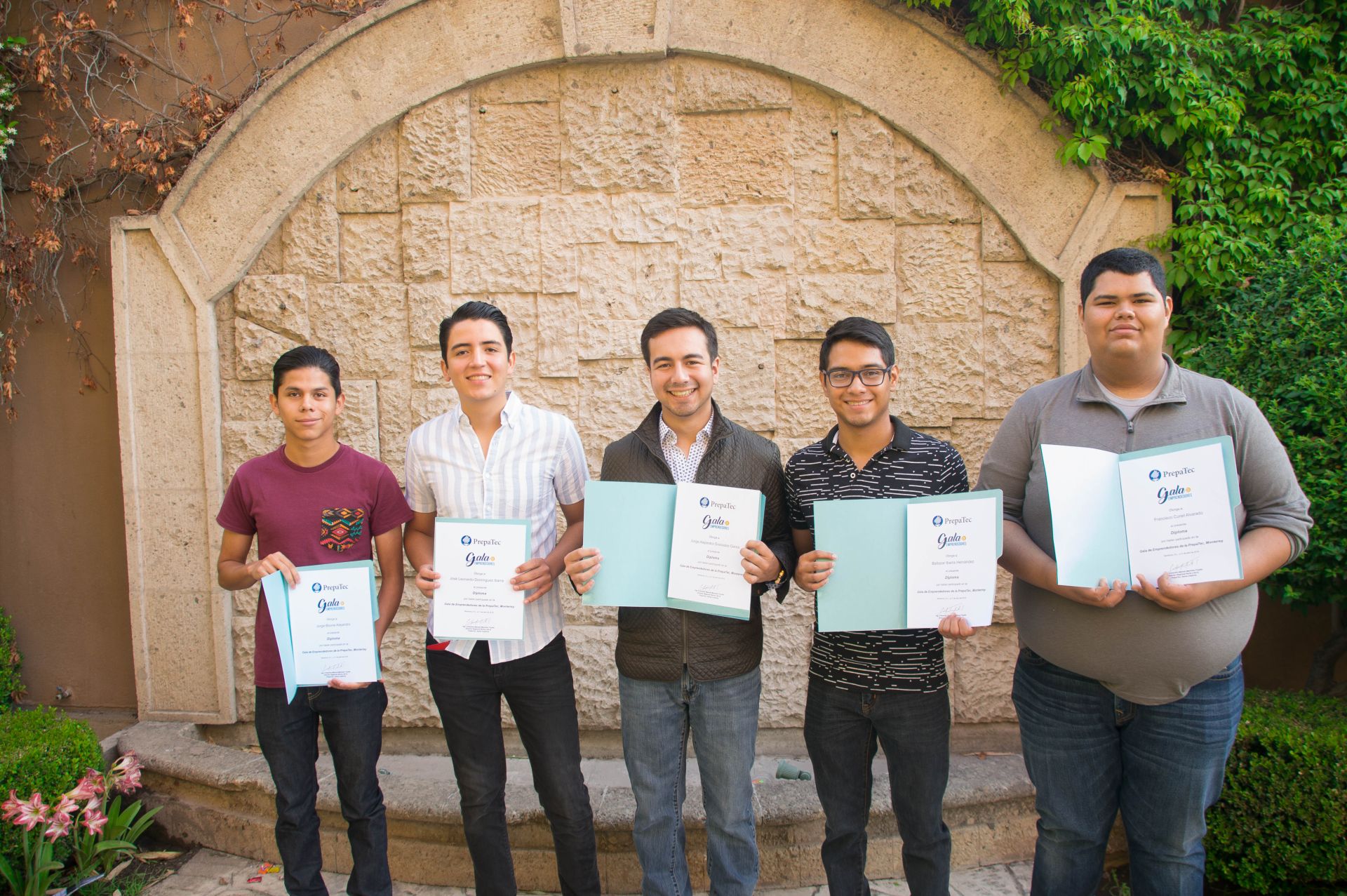 Grupo de amigos con diplomas