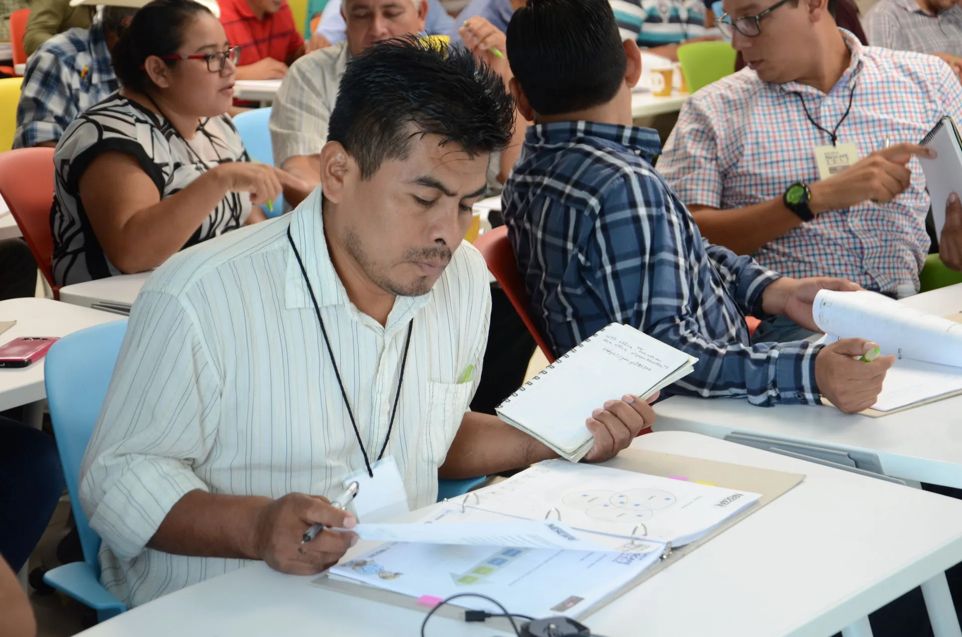A lo largo de siete años, la Escuela Nescafé ha graduado 545 productores de manera presencial y virtual.