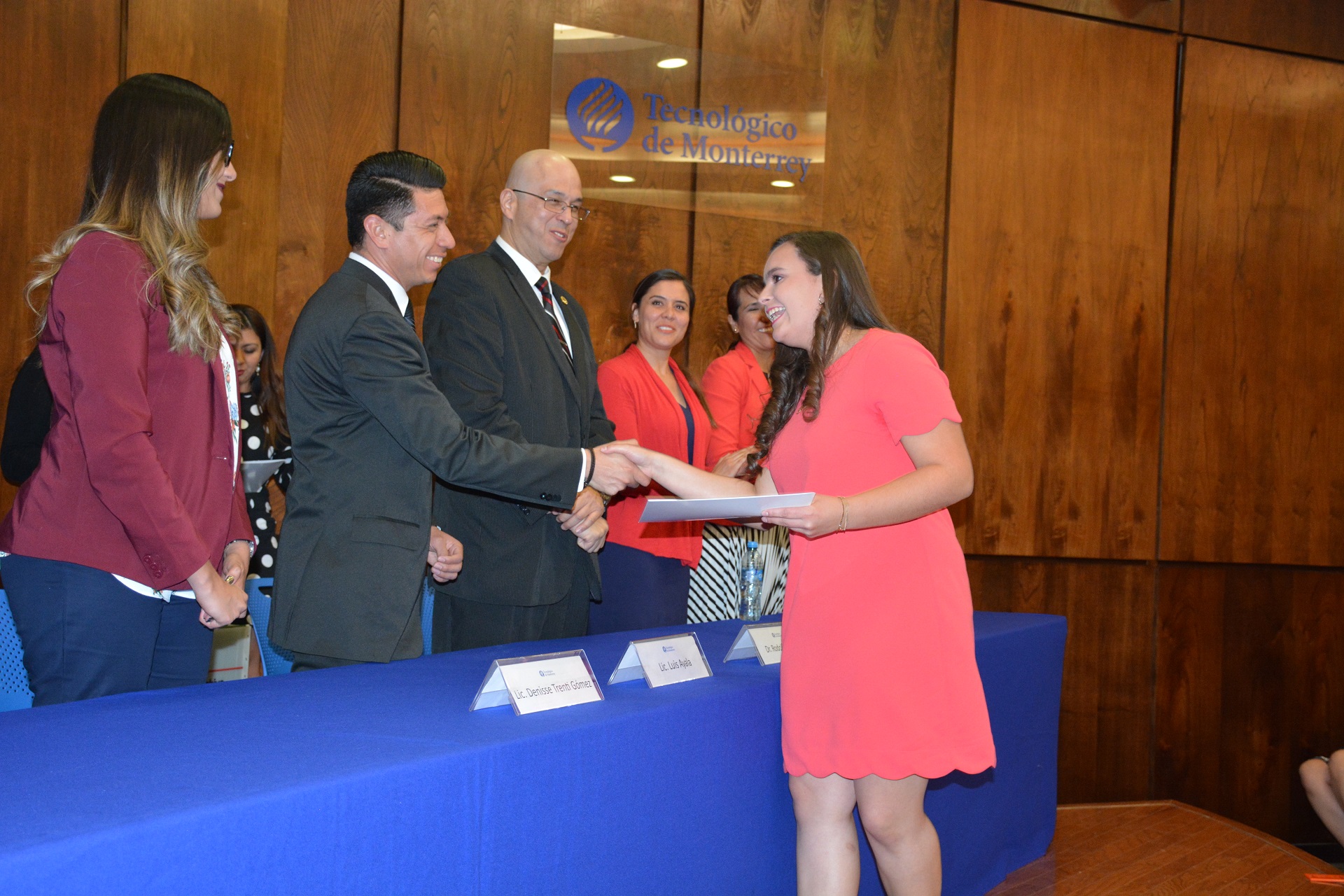 Alumna recibiendo su reconocimiento 