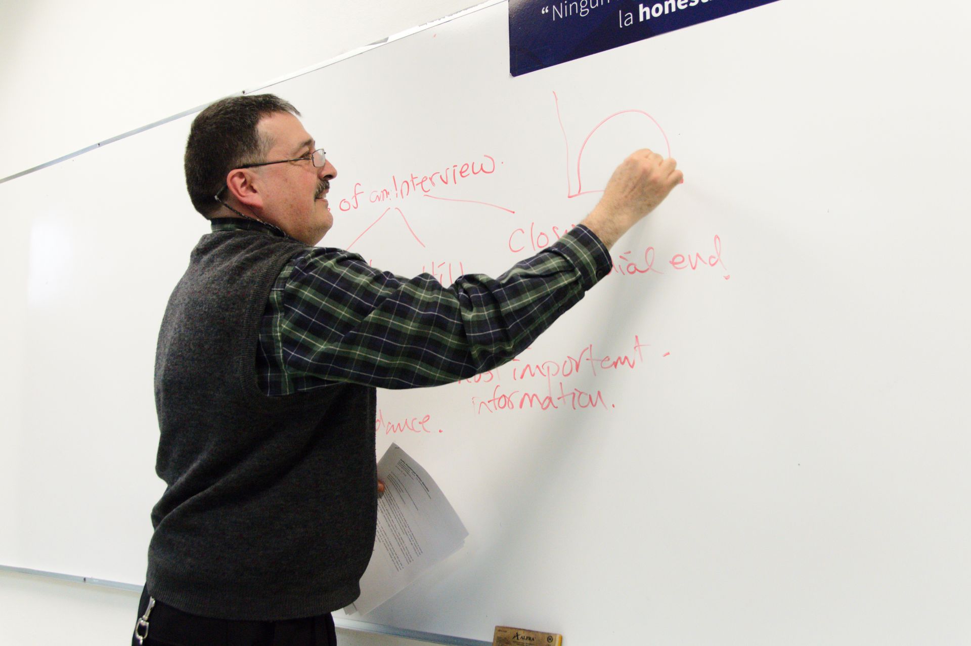 El maestro Flavio Orta dando clases en el salón.