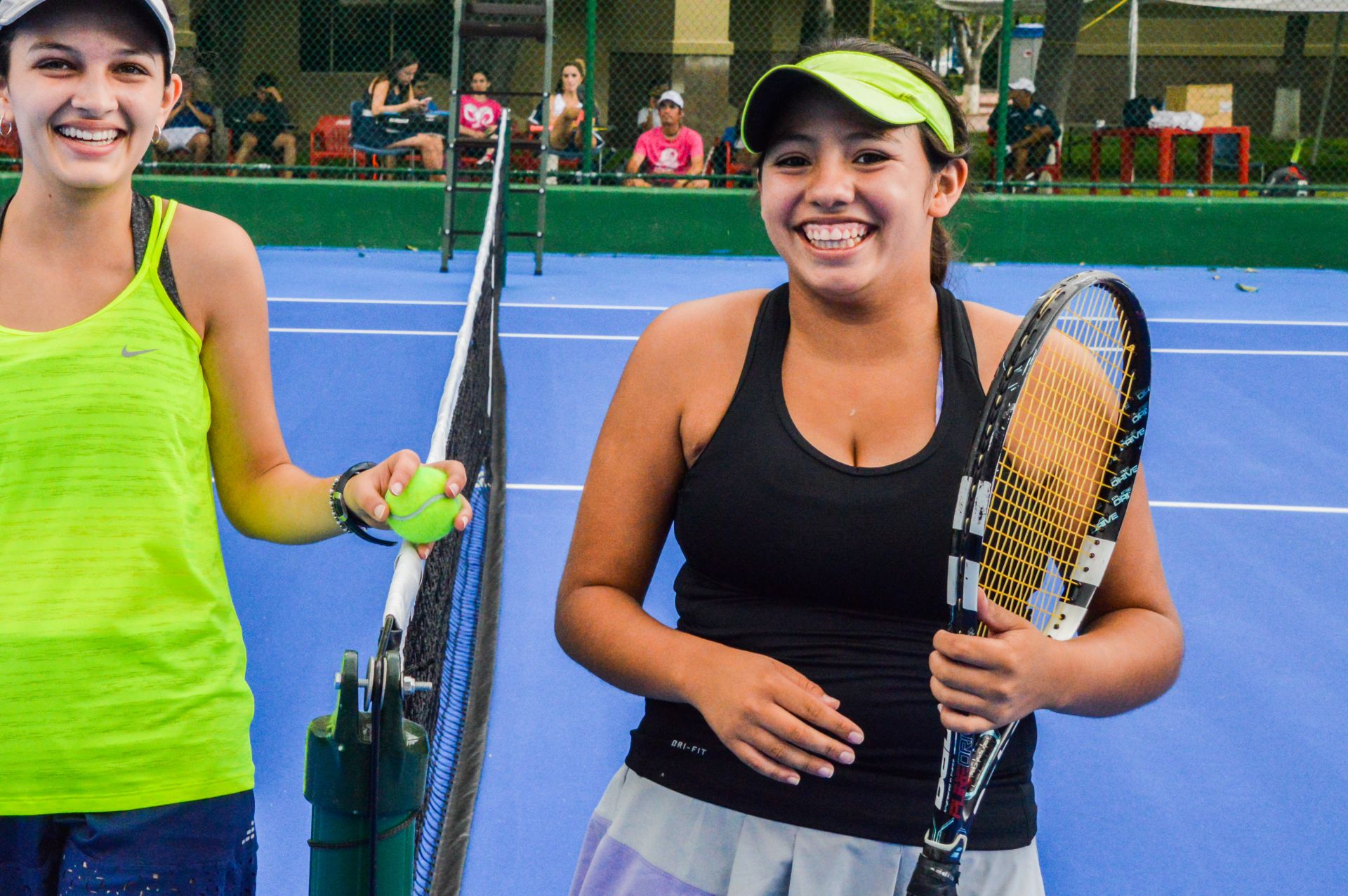 Dos mujeres tenistas sonriendo a la cámara
