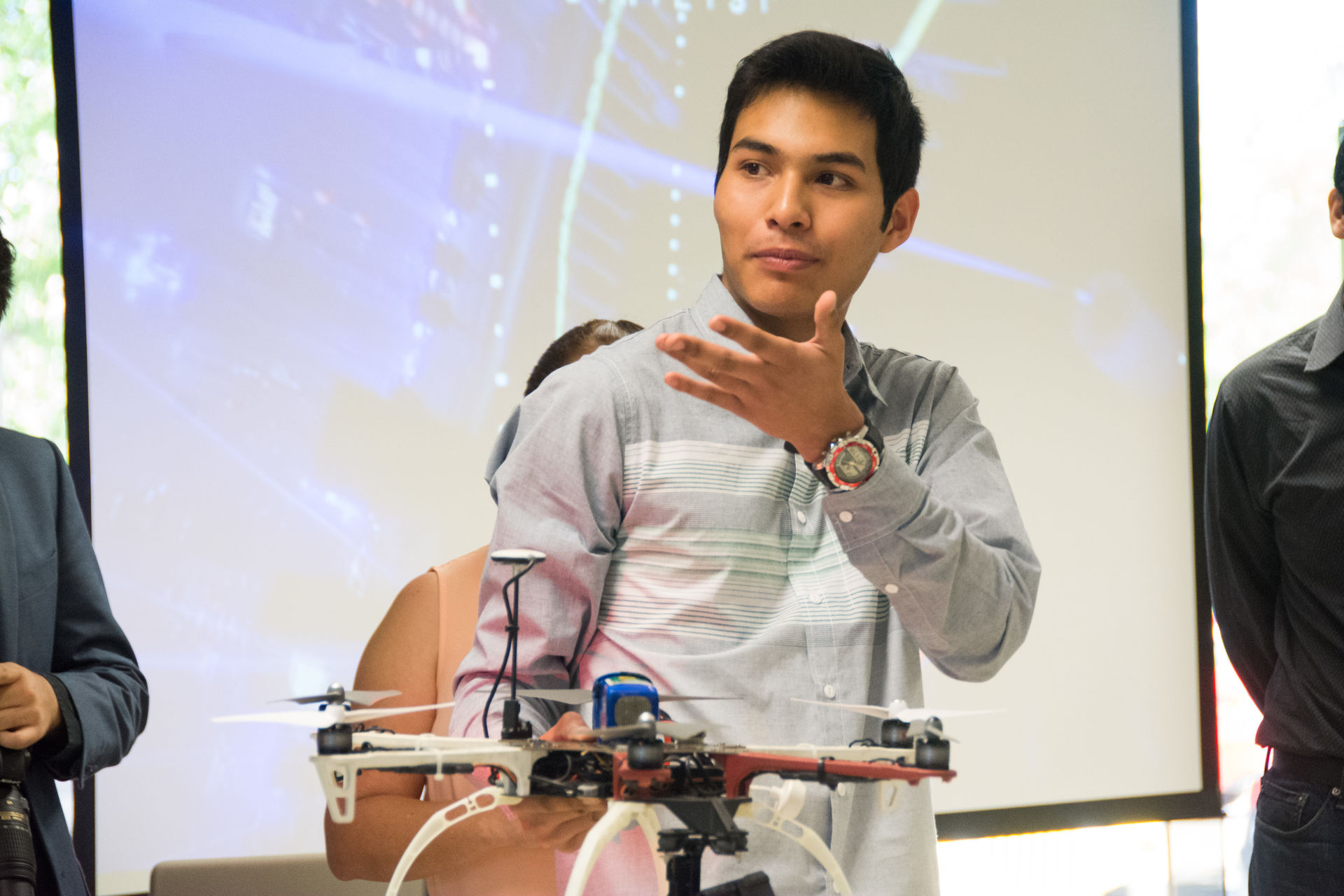 Joven sosteniendo un drone en sus manos