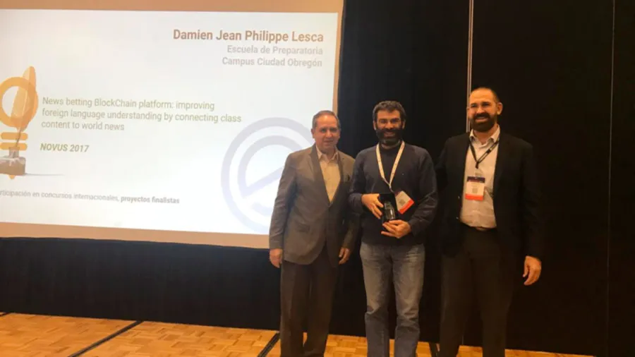 Damien Lesca junto con Salvador Alva con reconocimiento por su presentacion en Reimagine Education