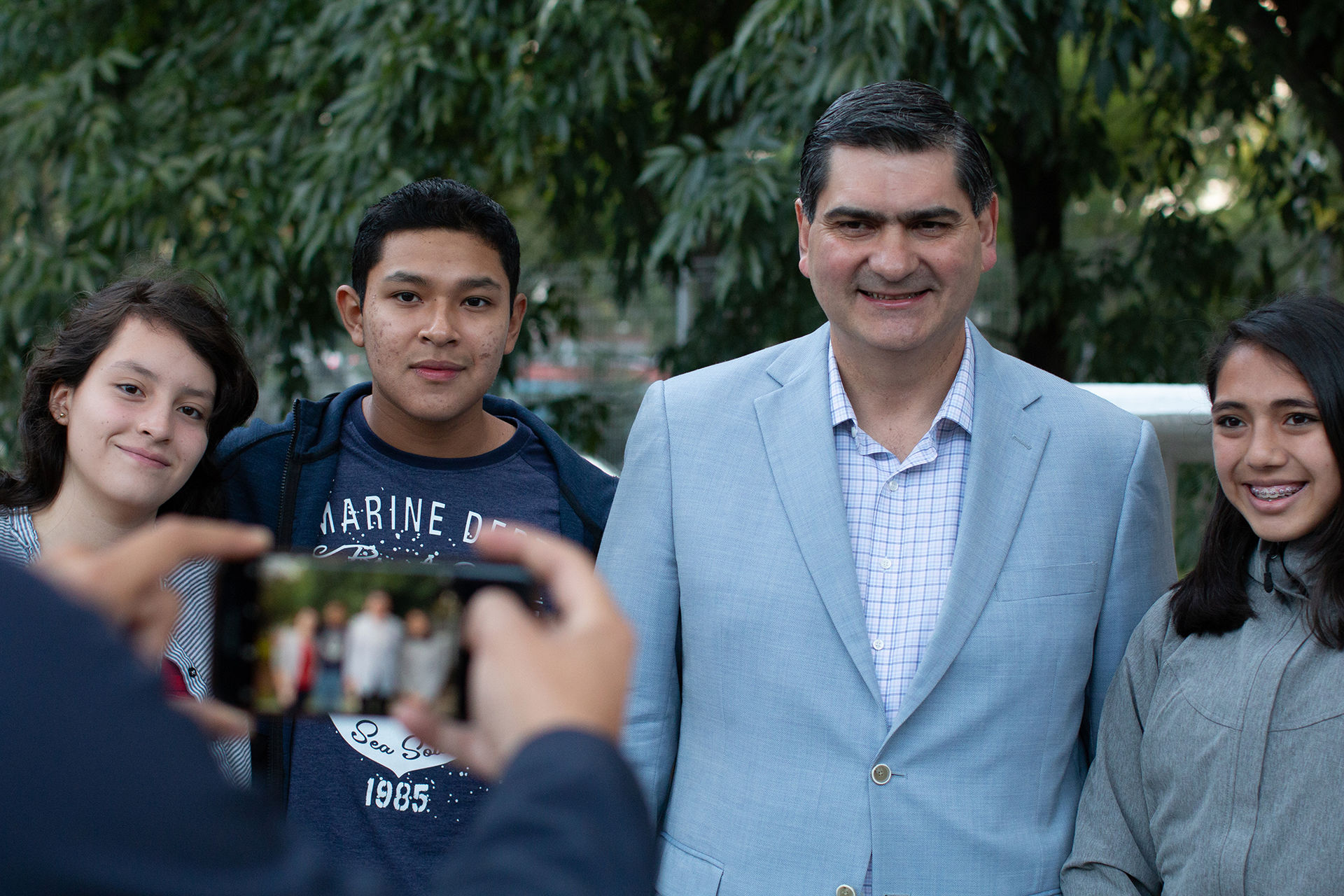 Alumnos aprovecharon para tomarse la foto con el rector