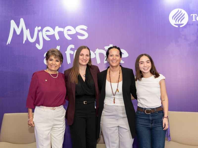 De izquierda a derecha: Ana Mar&iacute;a Espinosa, Dra. Guillermina S&aacute;nchez, Dra. Cecilia Britton y Marla Silas Trevi&ntilde;o.