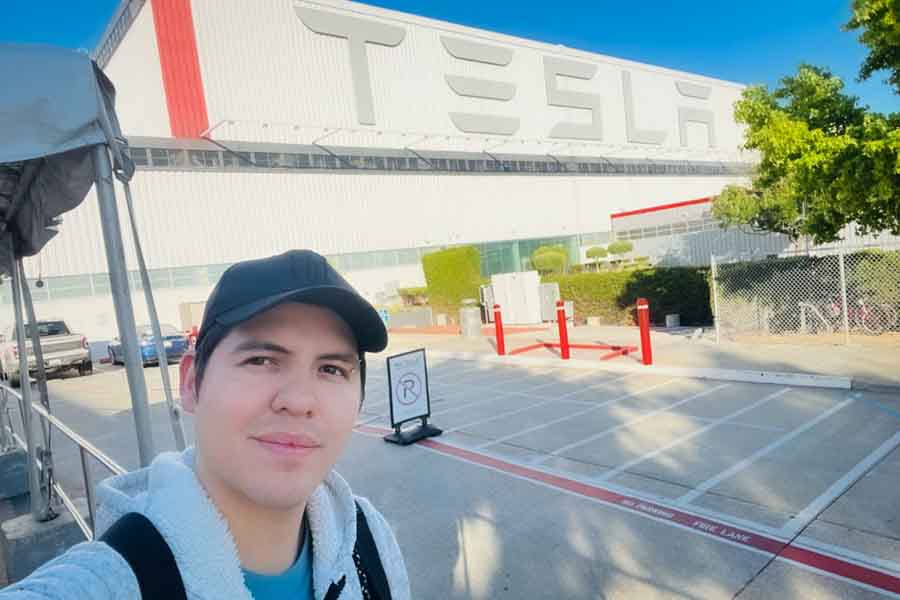 Juan Manuel en las instalaciones de Tesla en Freemont, California.