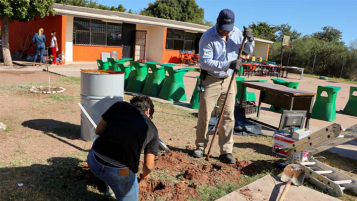 Dia-Voluntariado-TEC-colaboradores-alumnos-ayudando-escuela