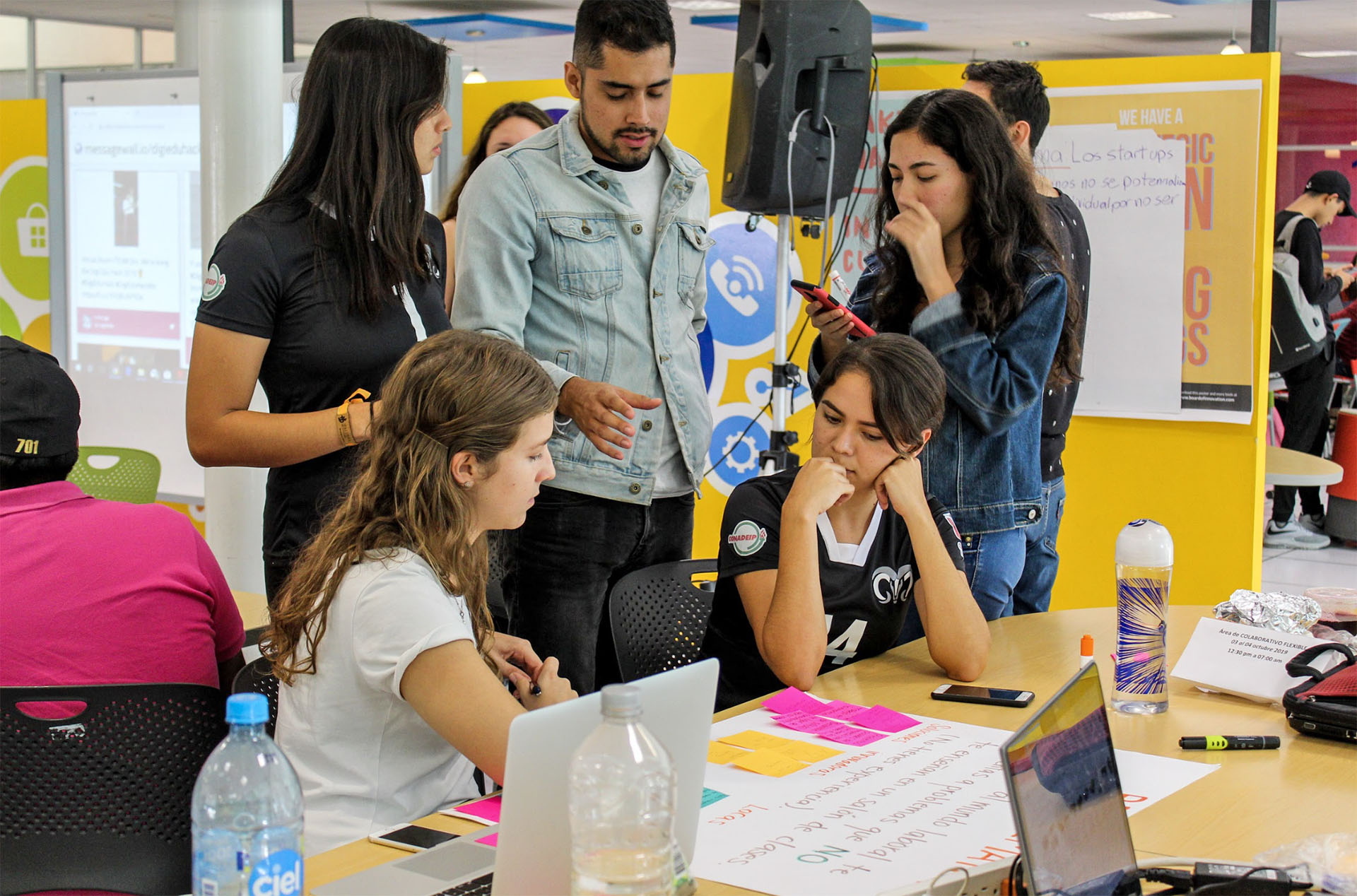 Jóvenes del Tec en concurso internacional de Emprendimiento