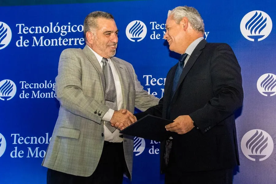Director Gilberto recibiendo su reconocimiento por sus 35 años de lealtad al Tec
