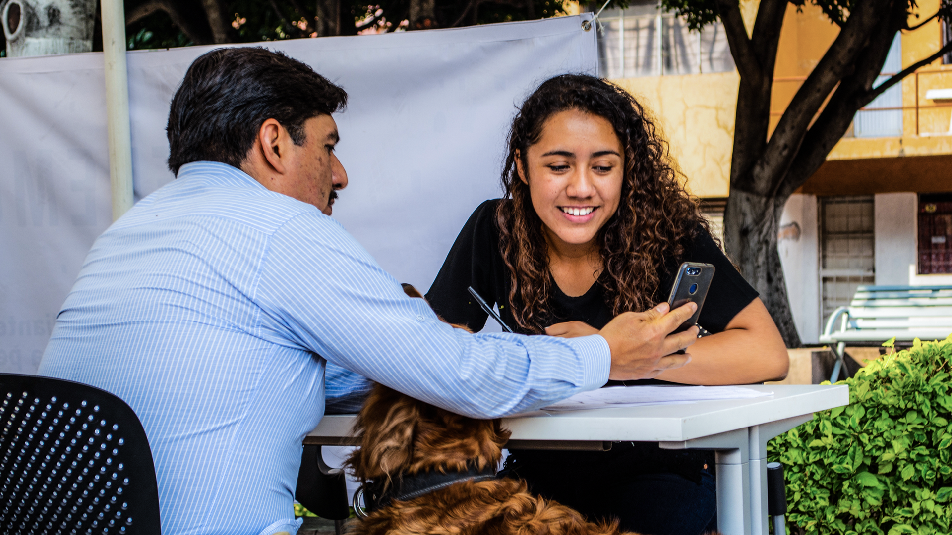 Alumna de arquitectura, dando asesoría a comunidad leonesa. 