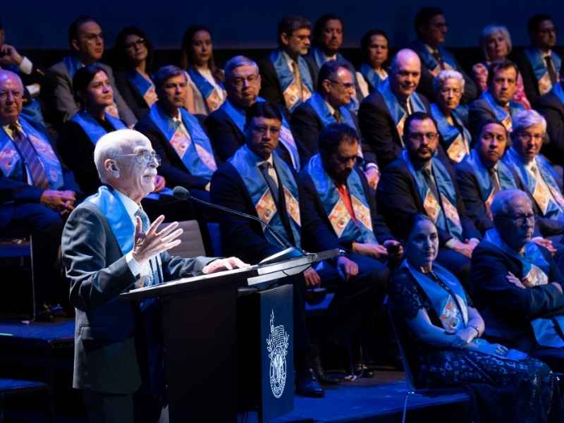 Dr. Carlos F&eacute;lix Arce, especialista en ginecolog&iacute;a y obstetricia, profesor de la Escuela de Medicina y Ciencias de la Salud y orador hu&eacute;sped en la graduaci&oacute;n del Programa Multic&eacute;ntrico de Especialidades M&eacute;dicas.