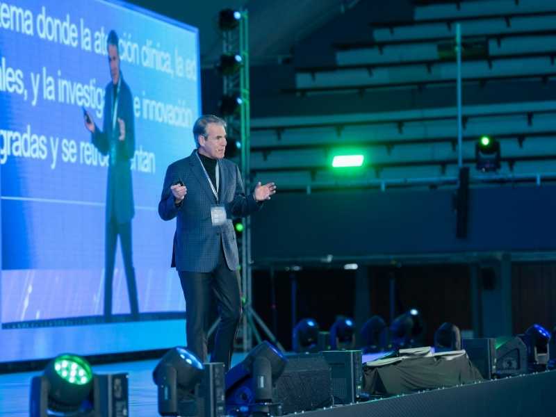 Dr. Guillermo Torre, rector de TecSalud, durante su conferencia magistral en el IFE Conference 2026.