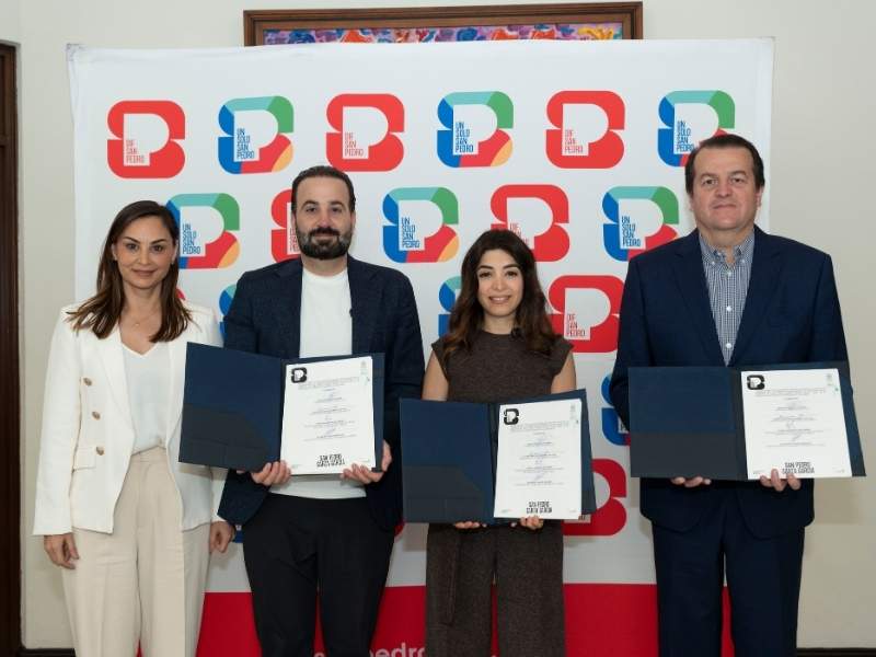 Dr. Luis Alonso Herrera, decano nacional de la Escuela de Medicina y Ciencias de la Salud del Tec; Lic. Elisa Cruz S&aacute;enz, presidenta del DIF San Pedro; Mauricio Farah, alcalde de San Pedro; Claudette Trevi&ntilde;o M&aacute;rquez, directora del DIF San Pedro (der. a izq.)