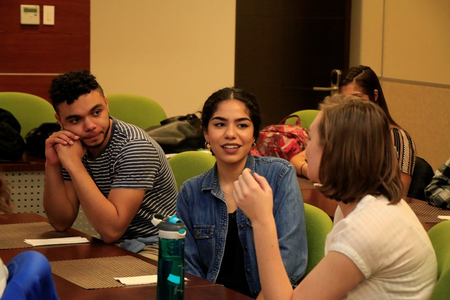 A lo largo de curso combinaran conferencias, visitas y trabajo fuera del aula durante su visita al Campus Guadalajara.