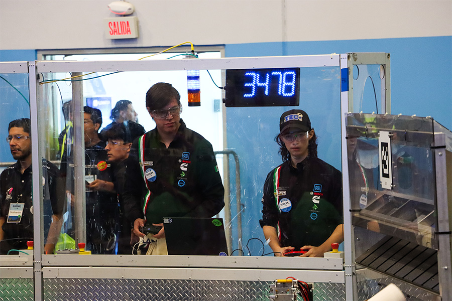 Integrantes de Lambot 3478 durante el FIRST Robotics Competition 2025