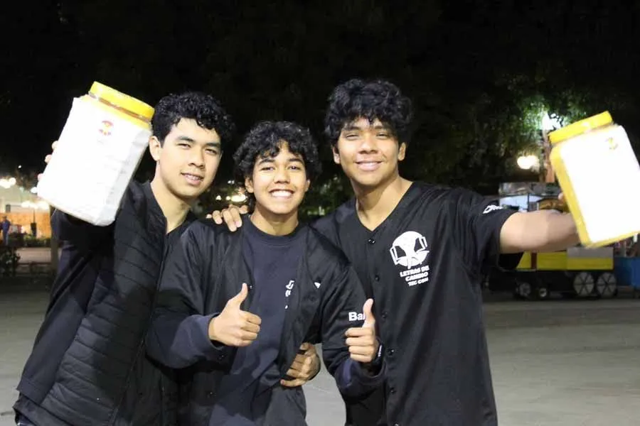 Estudiantes sonriendo ante la camara al reunir fondos