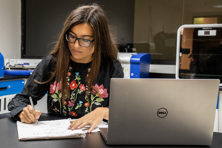 Efy frente a su laptop en un laboratorio