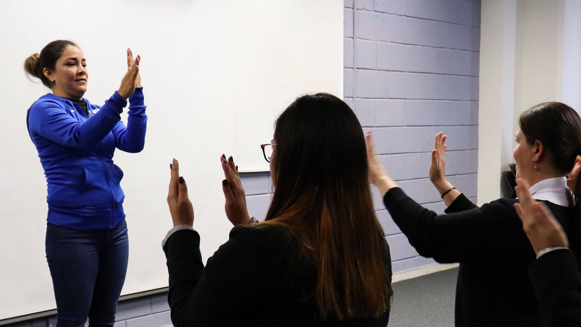 elvia dando el taller de gimnasia cerebral