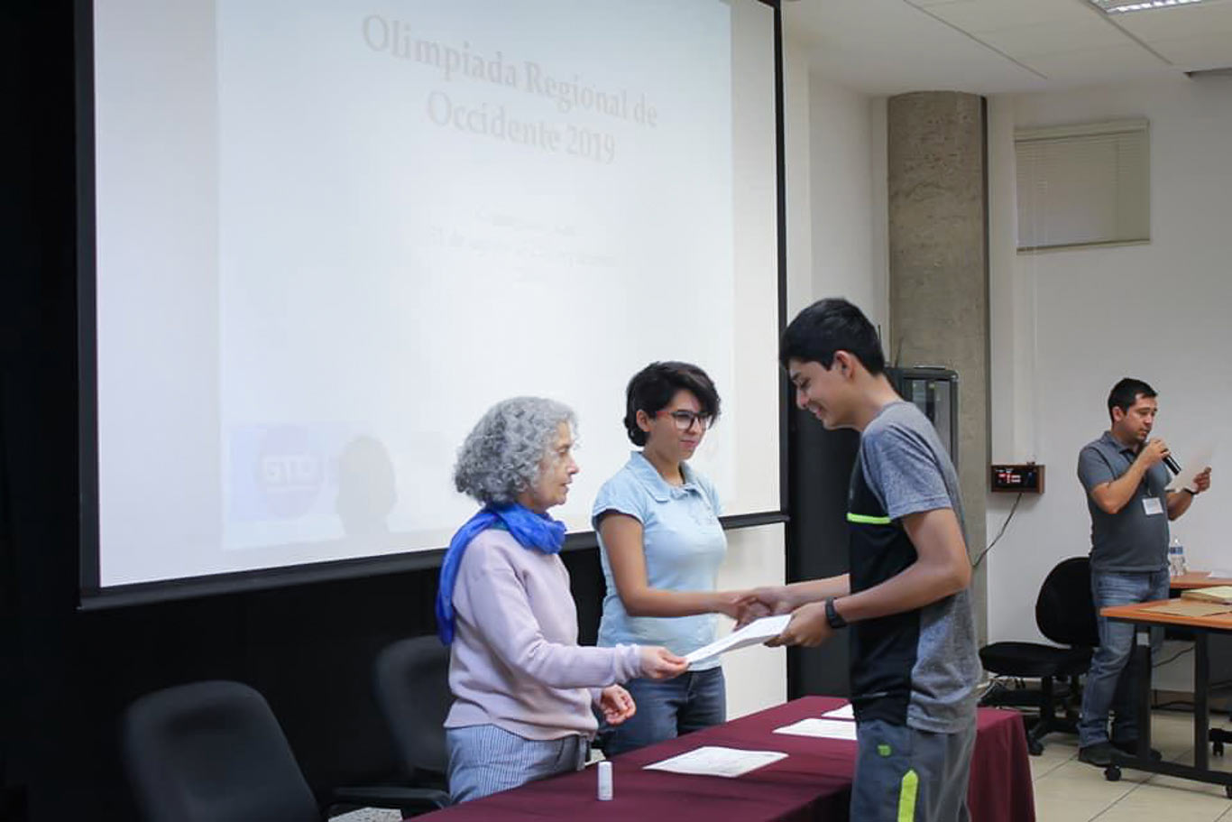 Alumno de Prepa Tec recibiendo reconocimiento