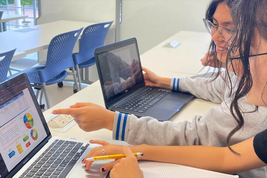 Estudiantes de ingeniería de Campus Ciudad Obregón tomando la certificación | Foto: Camila Leyva Flores