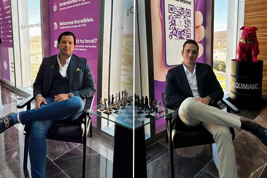 Empresarios de We Build sentados en sus oficinas