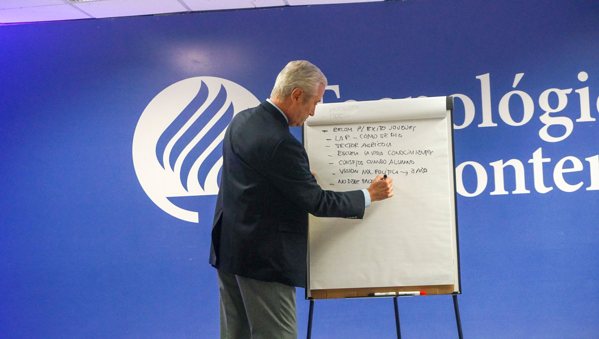 Enrique Coppel Lukken escribiendo en pizarrón