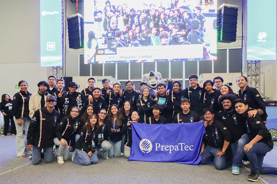 Equipo Lambot con su premio Excellence in Engineering Award
