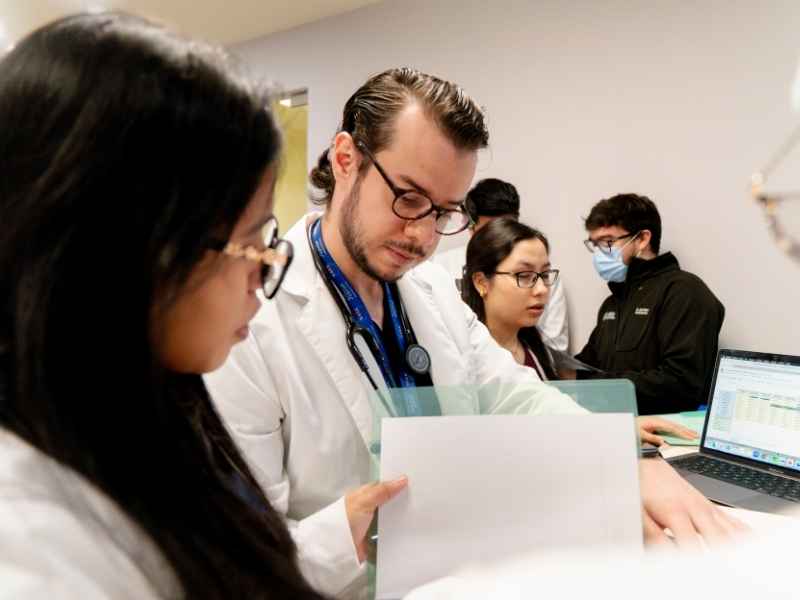 Equipo multidisciplinario trabajando en la Clínica ELA .