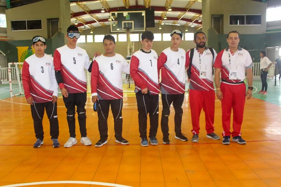 Fotos tomadas de medios INPODE. La delegación de San Luis Potosí compitiendo en la Paralimpiada Nacional en goalball en Colima.