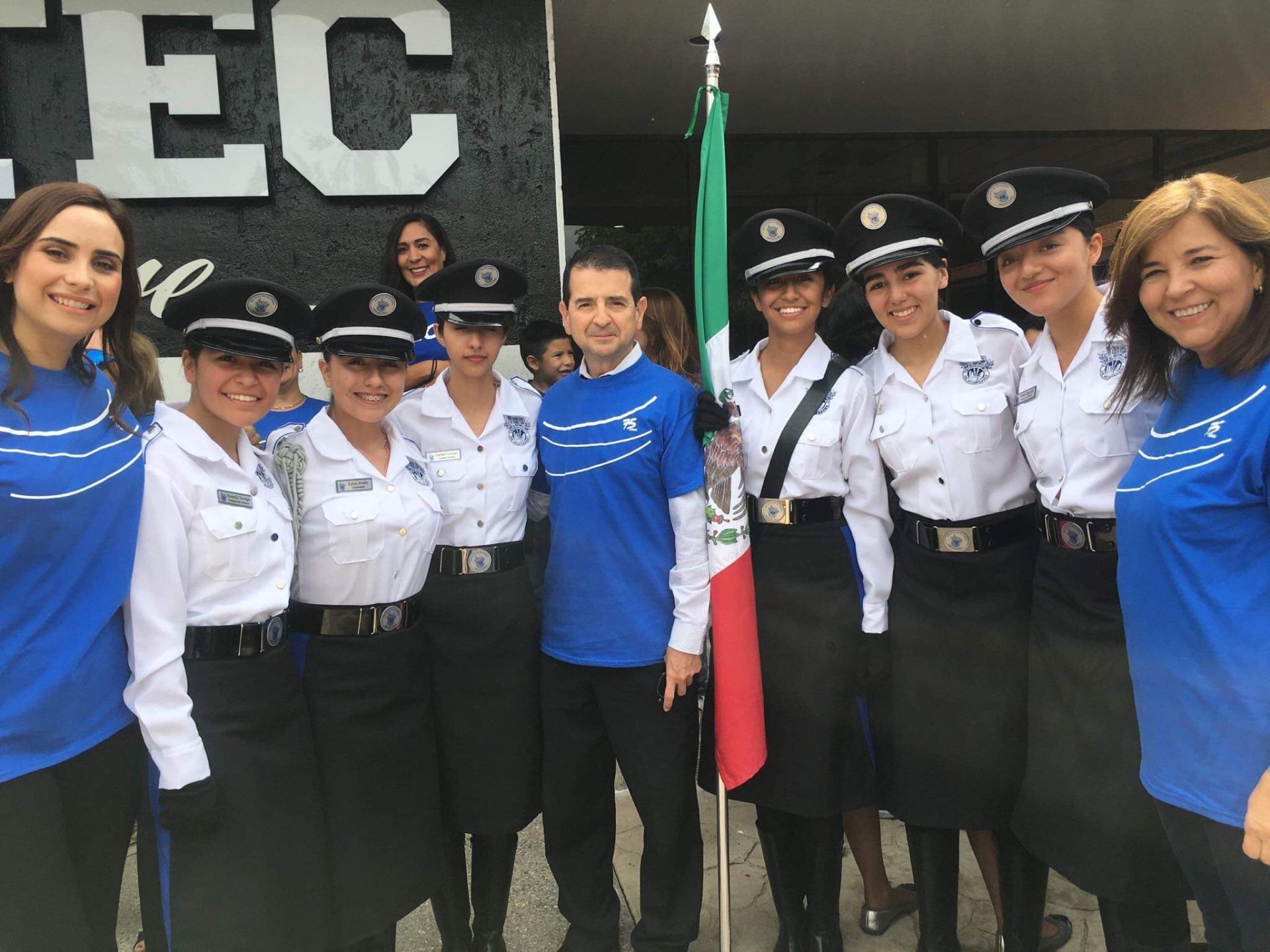 Escolta con director general y directora de prepa