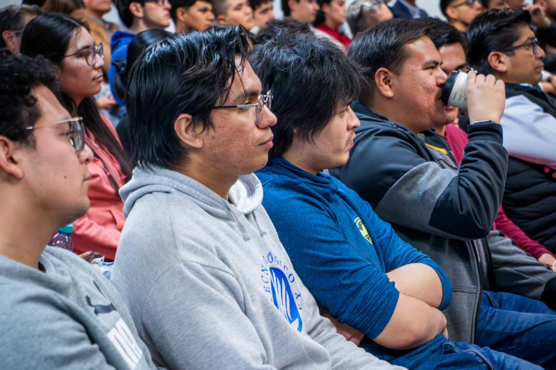 Estudiantes de ingenier&iacute;a durante el foro, participando en la sesi&oacute;n.