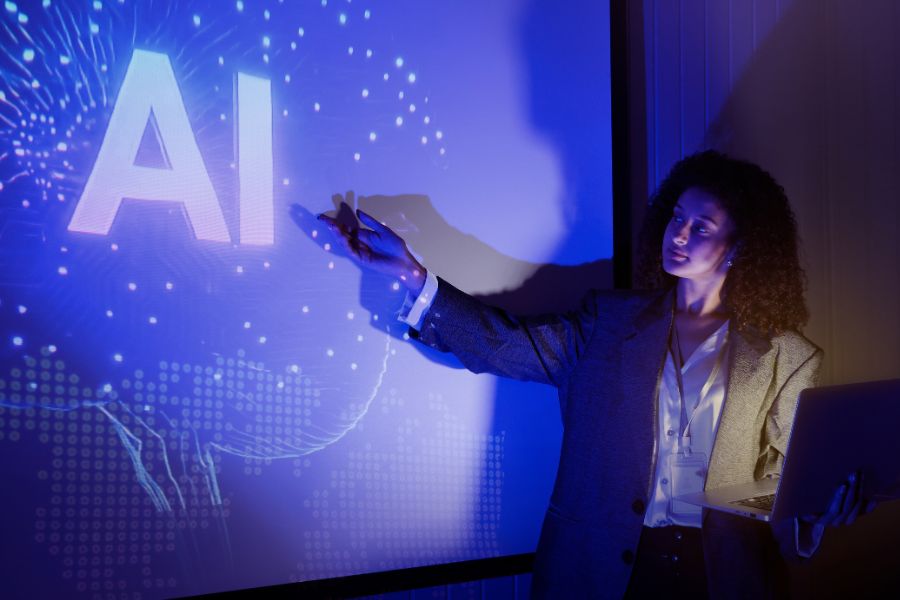 Est&aacute; usando. Equipo de negocio que utiliza la inteligencia artificial de la tecnolog&iacute;a con el asistente digital del aire. Innovaci&oacute;n futurista Colaboraci&oacute;n en tecnolog&iacute;a de IA e ideas de negocio para el futuro. Reuni&oacute;n de Business Tech Startup.