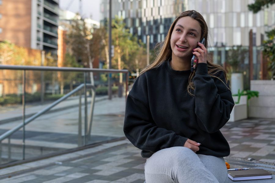 Estudiante hablando por tel&eacute;fono