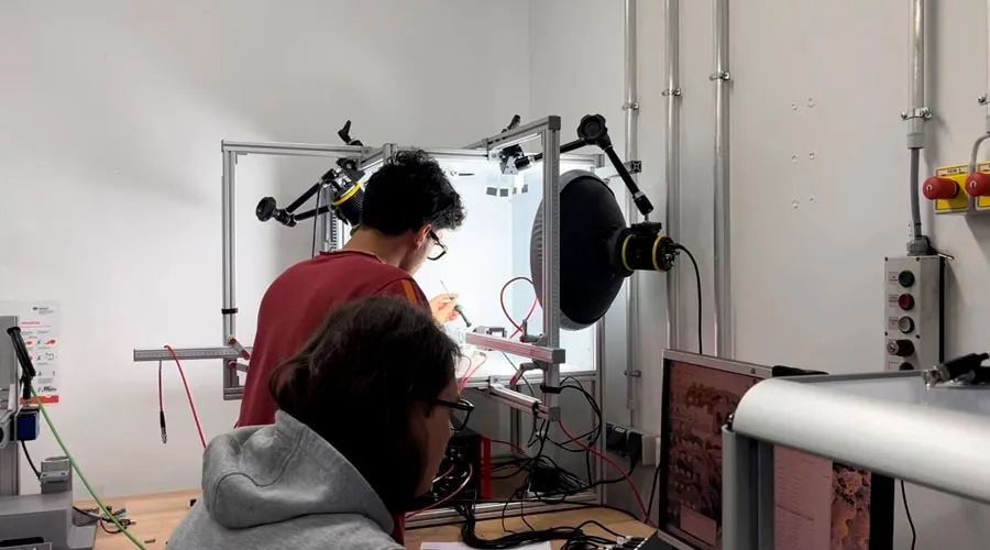 Valeria Santillán, EXATEC del Tec Qro, trabajando junto a investigadores internacionales