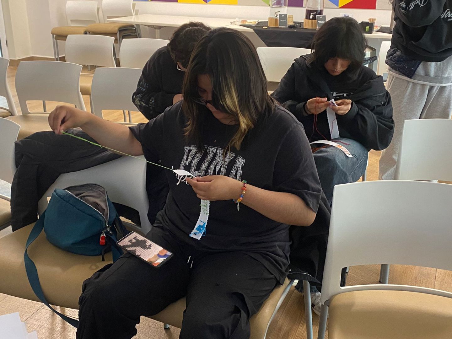 Estudiantes aprenden bordado otomí