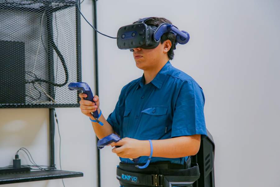 estudiante de tec tampico utilizando realidad virtual