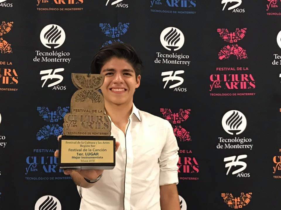 Mauricio Sánchez, Mejor Instrumentista del Festival de la Canción Región Sur.