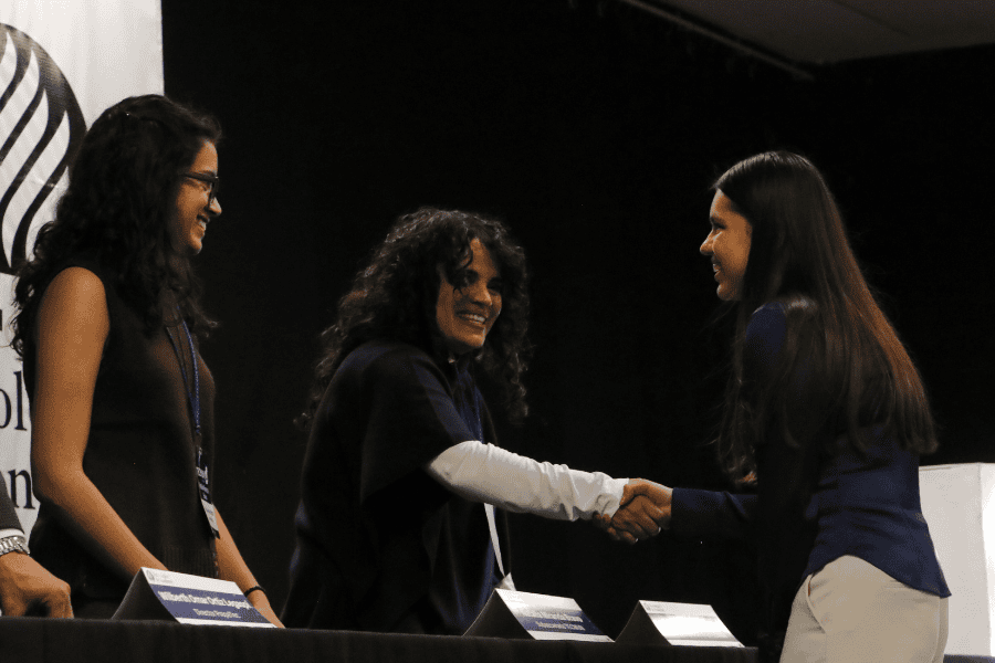 Maestra Brenda dando reconocimientos