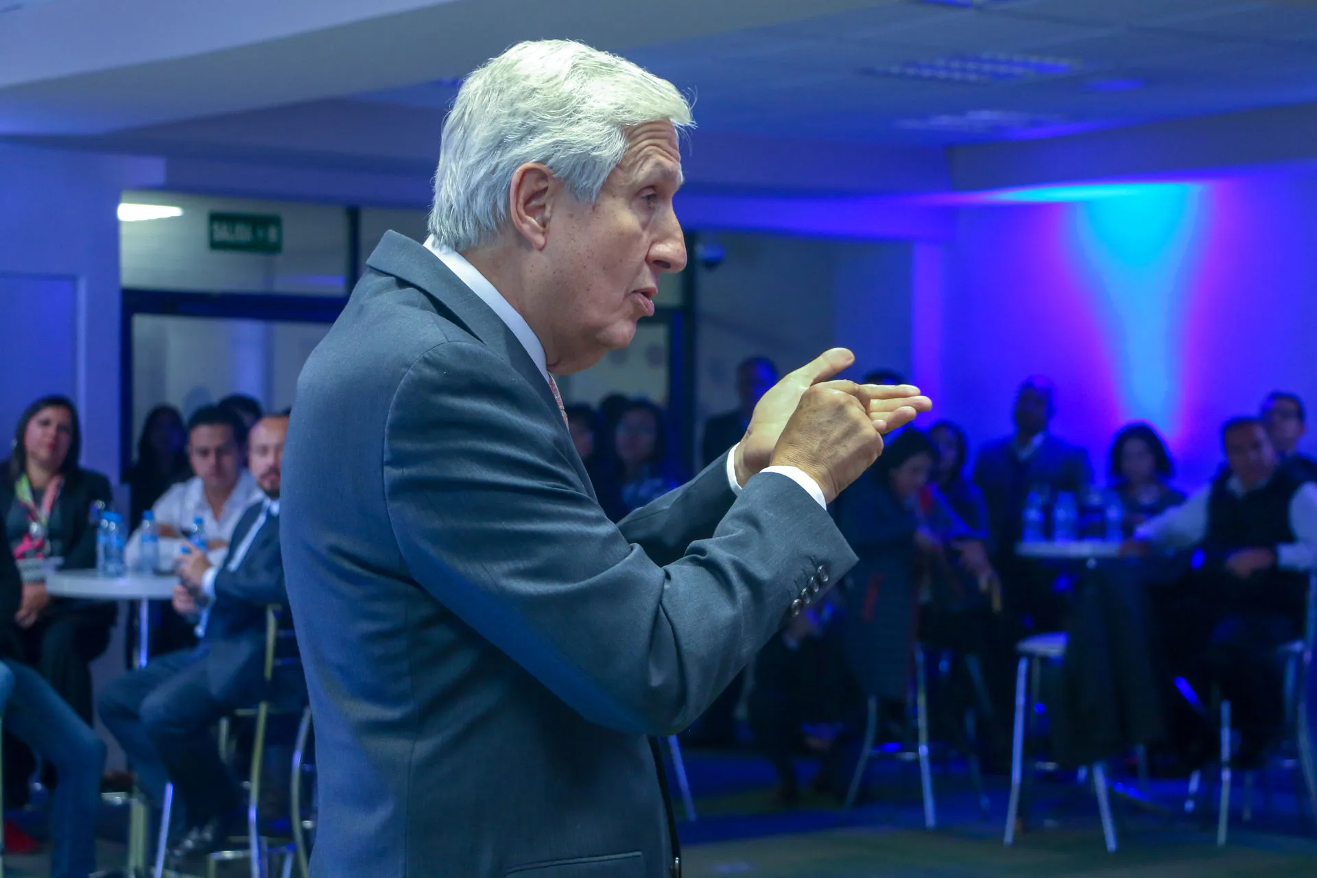 El Profesor David Noel en charla con comunidad EXATEC