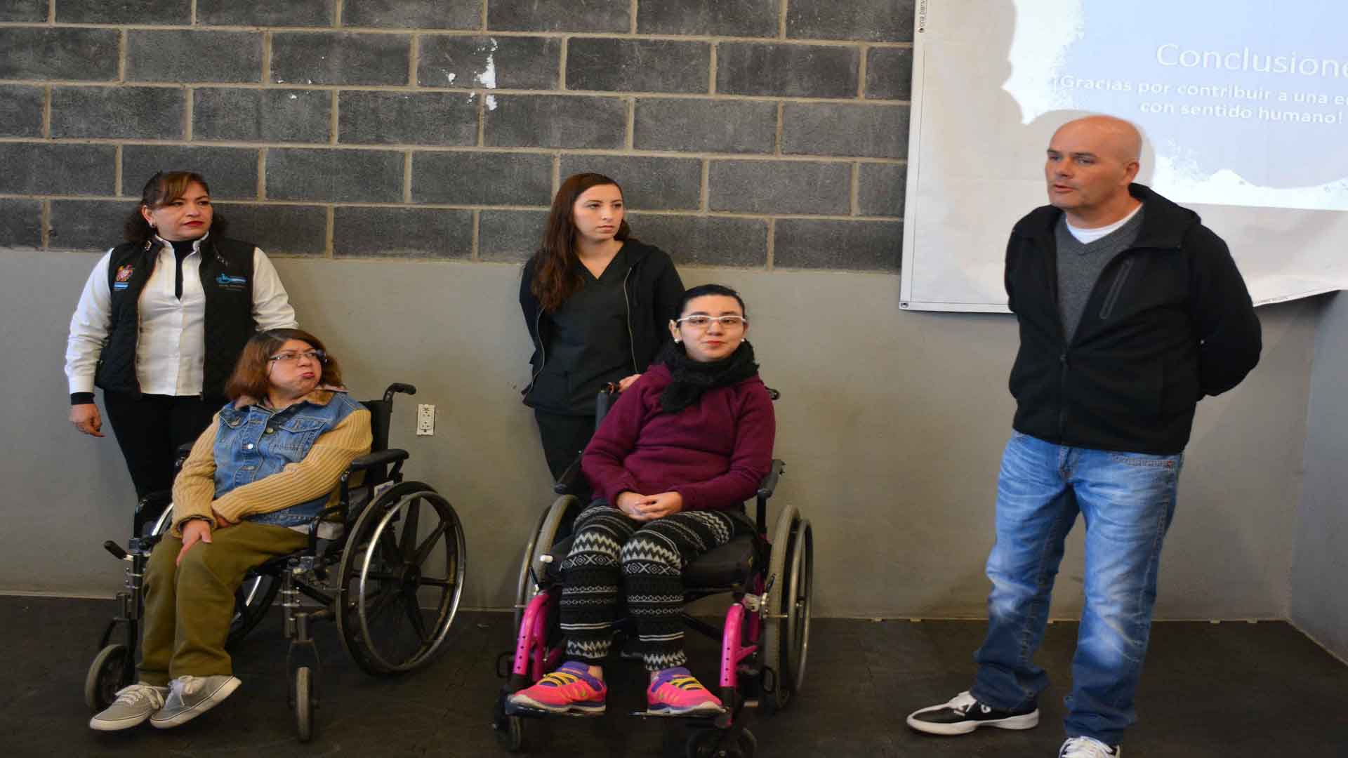 Francisco Letafy  director del Instituto del deporte agradeciendo a los alumnos