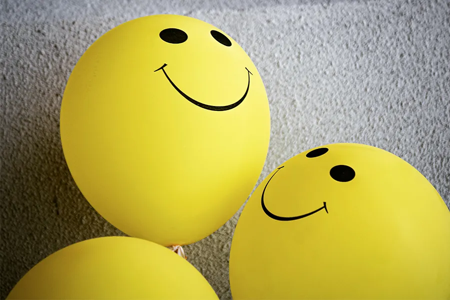 Globos amarillos con caras felices