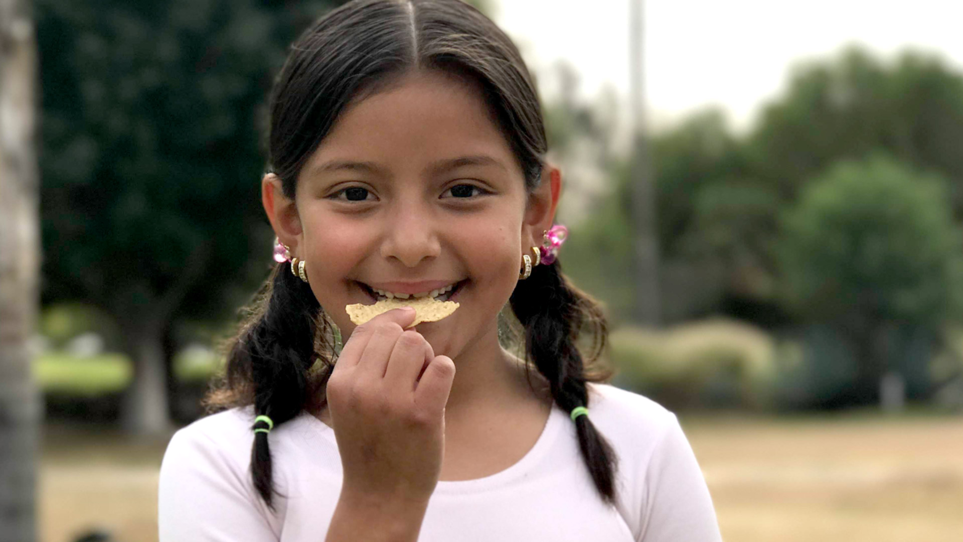 Niña comiendo totopo