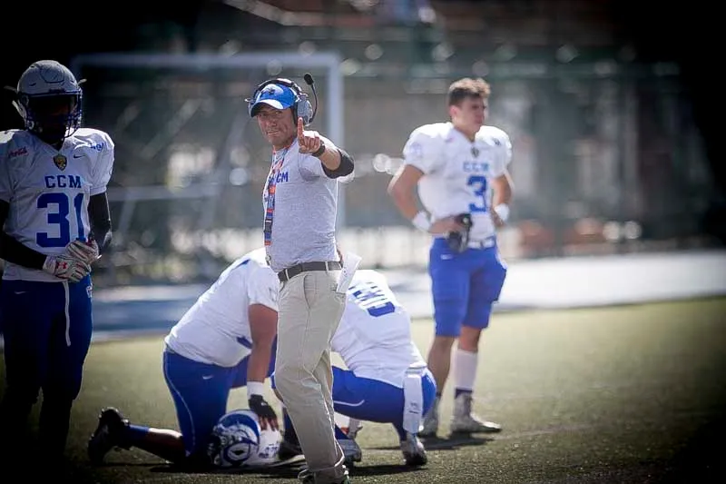El coach durante un encuentro de Borregos Juvenil